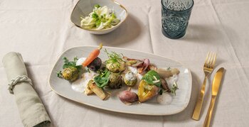 Wintergemüse aus dem Ofen mit Fenchel-Chicorée-Salat und Mandelsauce