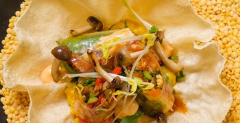 Kimchi-Sommerrolle mit Currylinsen und Papadam