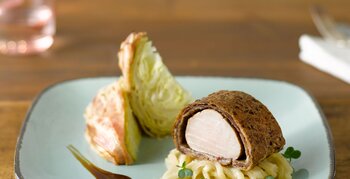 Rosa Strohschweinfilet im Blutwurst-Brotteig, Frühkraut, schwarzer Rettich und Daikon-Kresse