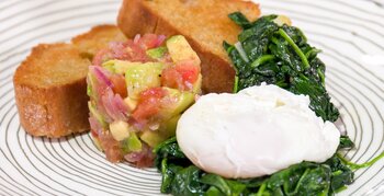 Pochiertes Ei auf Ciabatta mit Spinat und Avocado-Tartar